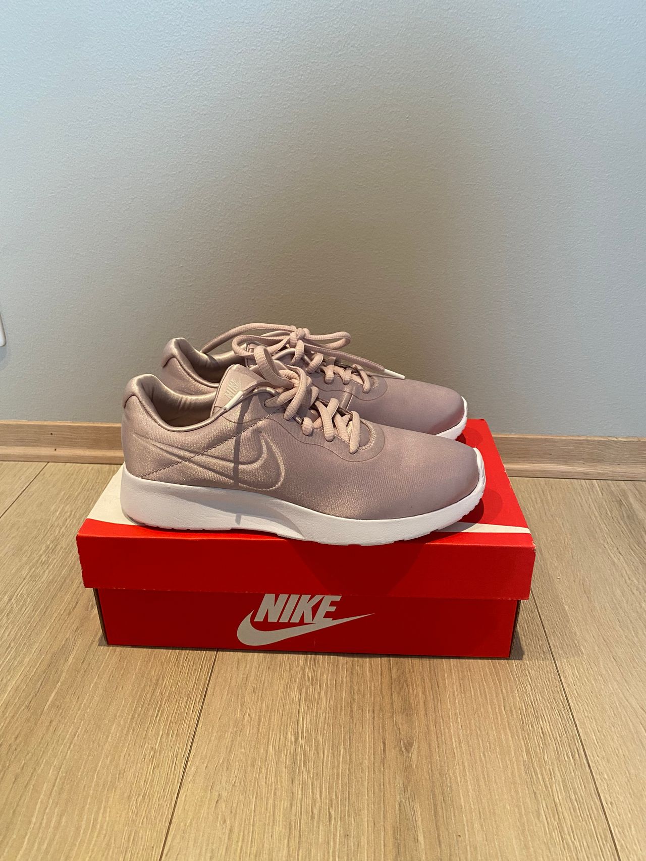 Nike Tanjun Satin Isrosa Str 36 Helt Ny FINN Torget