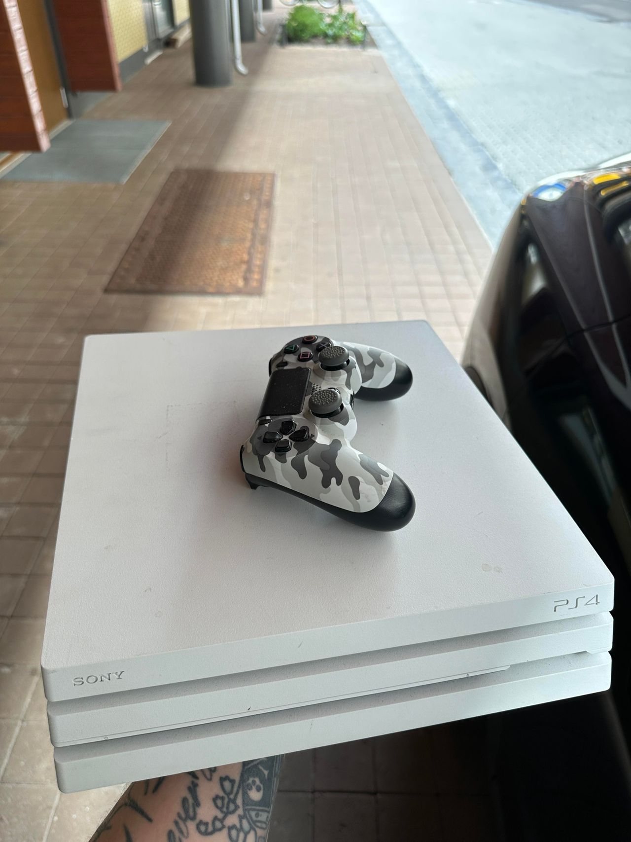 PS4 Pro 1 TB Hvit Med Kontroller FINN Torget