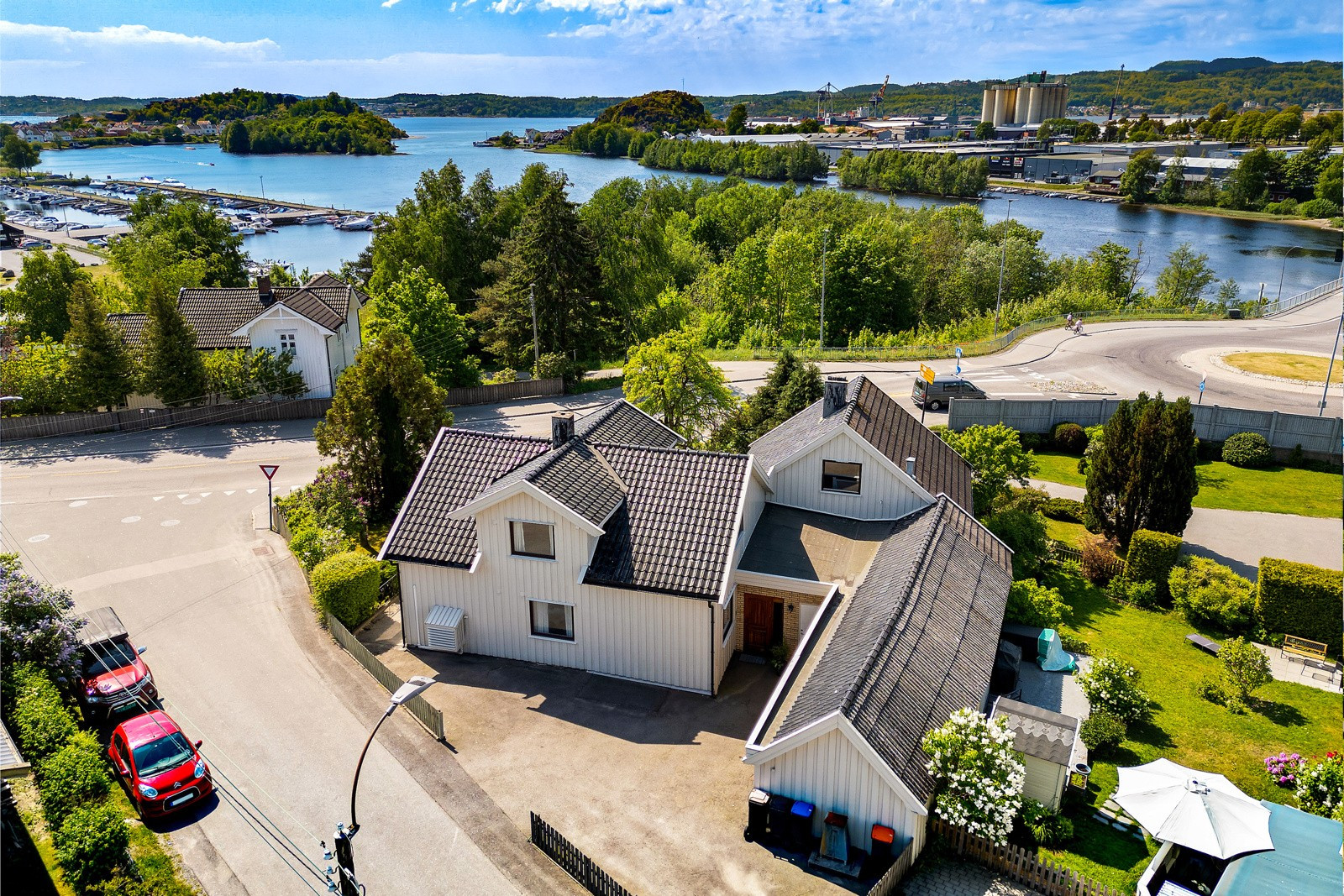 Stor Innholdsrik Enebolig Med Fine Inndelinger Og Spennende