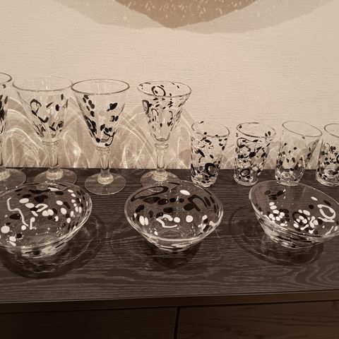 Selger Vintage liksørsett 2 karafler 11 glass og 1 stettglass FINN