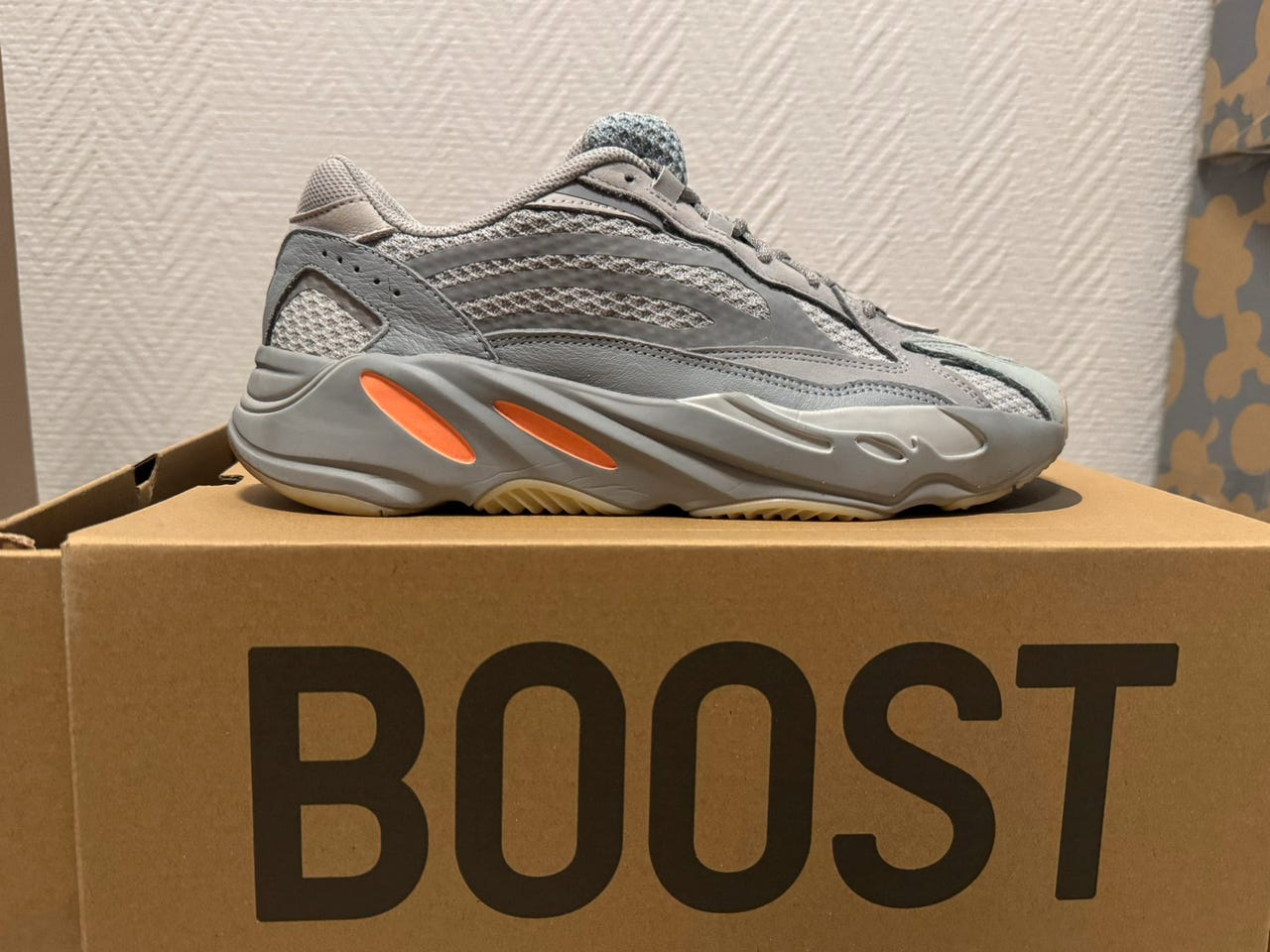 Yeezy 700 V2 Inertia 44.5 | FINN-torget