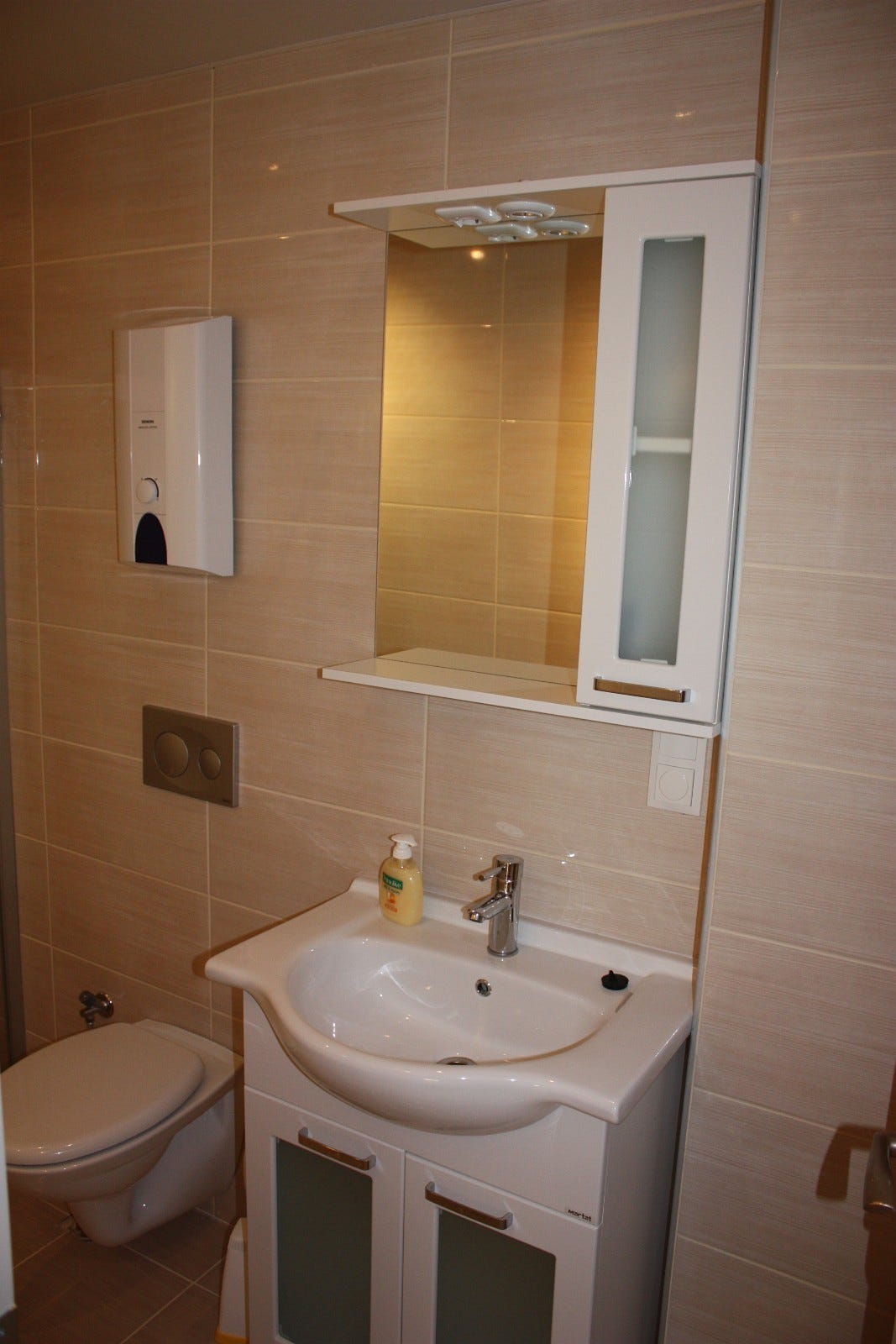 Bad 5. etg. Delt mellom de 2 soverommene nede. Galleribilde