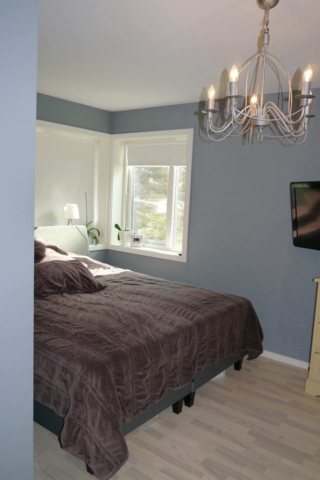 1. etg. Stort soverom med el. dobbelt seng. Mulig å sette opp reiseseng til mindre barn her. Galleribilde