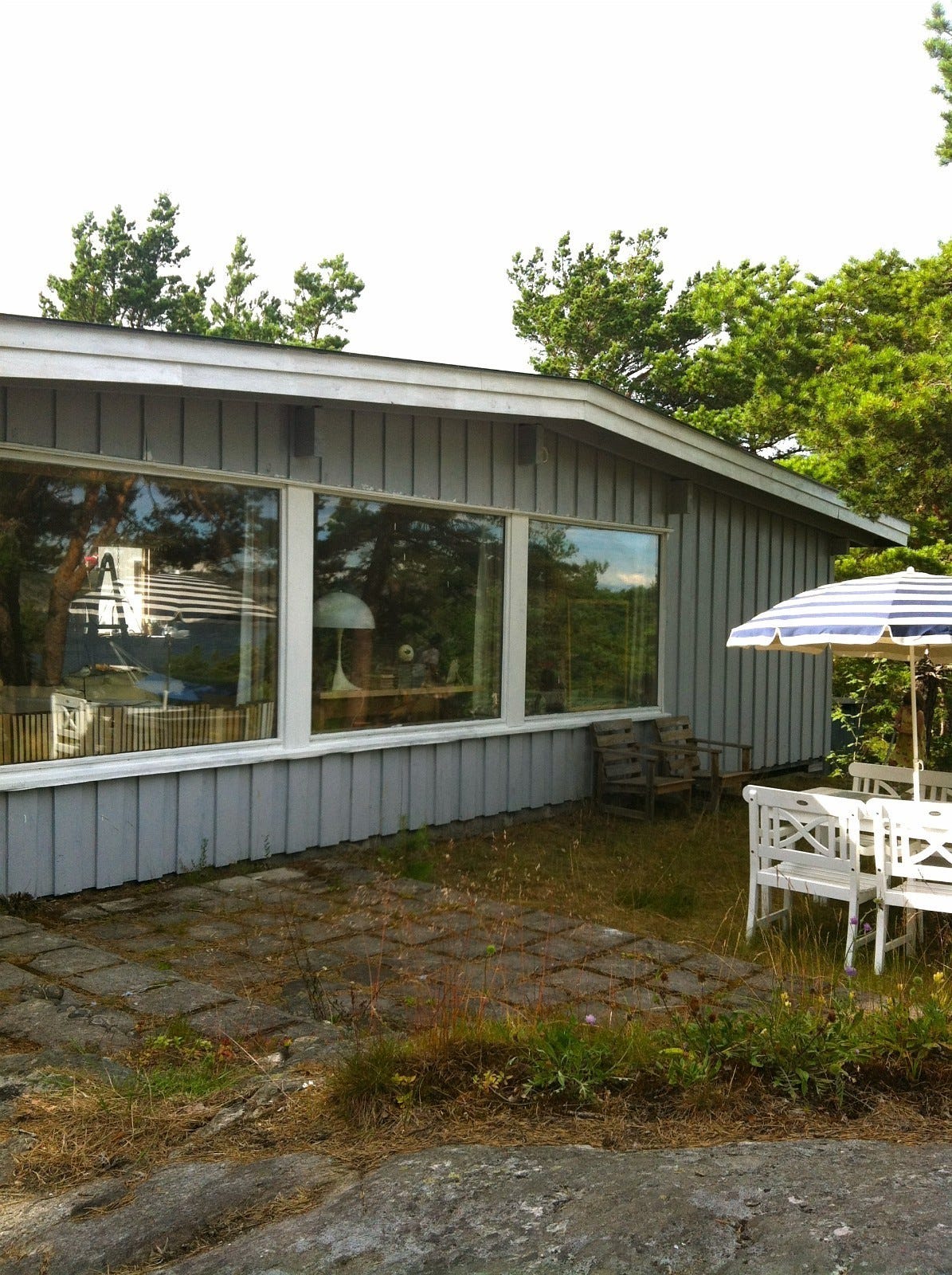 Sjøutsikt fra hyttas østside. Utsikten kan nytes også innenfra i sofakroken. Priser pr. uke:
Uke 26-31: kr. 12.000
Ukespris forøvrig: kr. 10.000
Helg fra fredag til søndag. Sms 92200182 Galleribilde