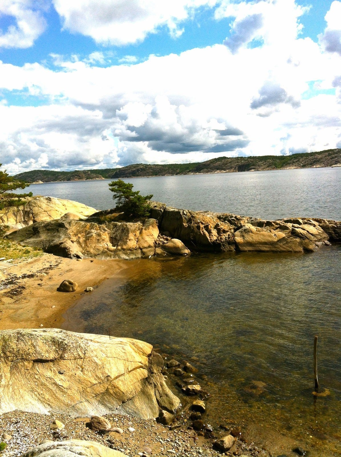 Én av strendene (50 m fra hytten). Sms 92200182 Galleribilde