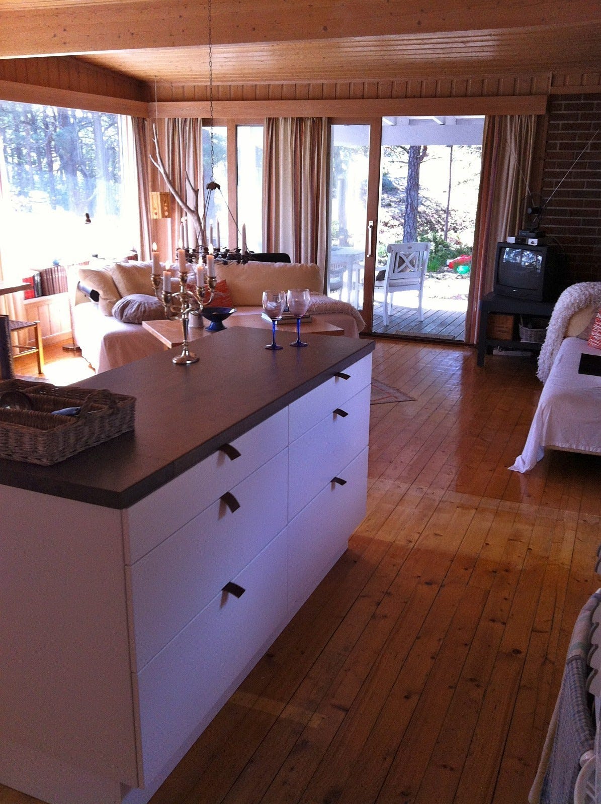 Kjøkkenet har en kjøkkenøy, som vender mot spisestuebordet. Sms 92200182 Galleribilde