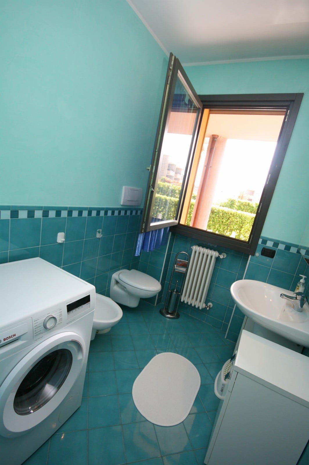 Bad med vaskemaskin Galleribilde