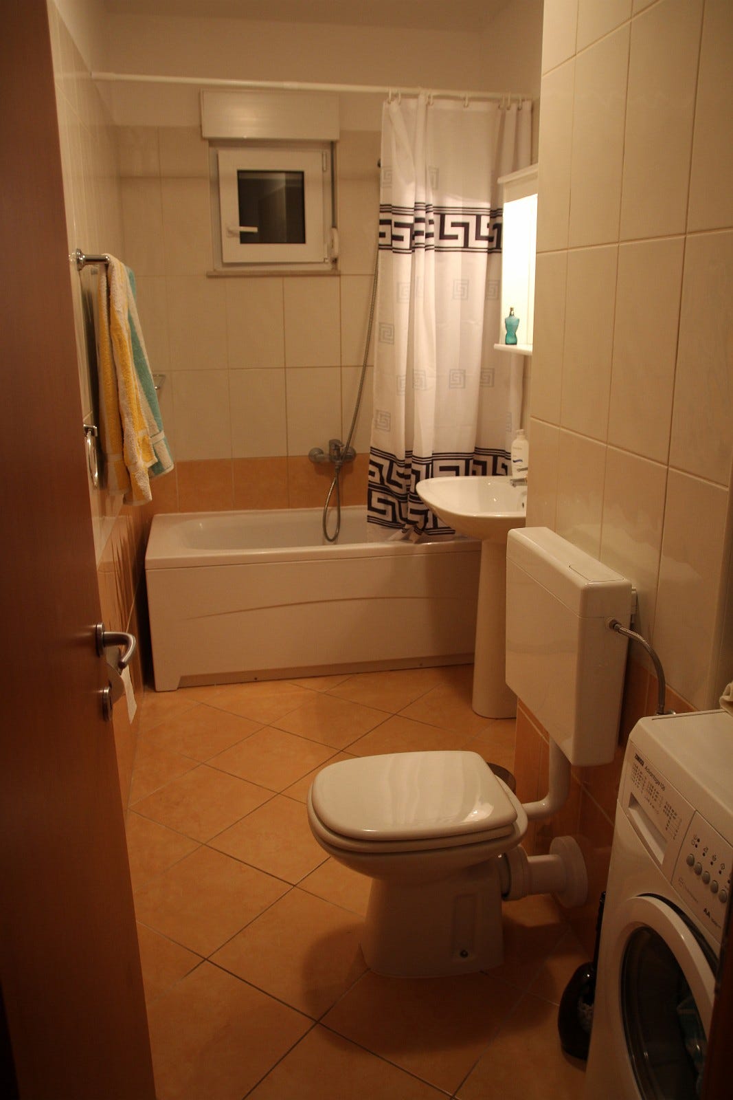 Bad, badekar/dusj, vaskemaskin Galleribilde