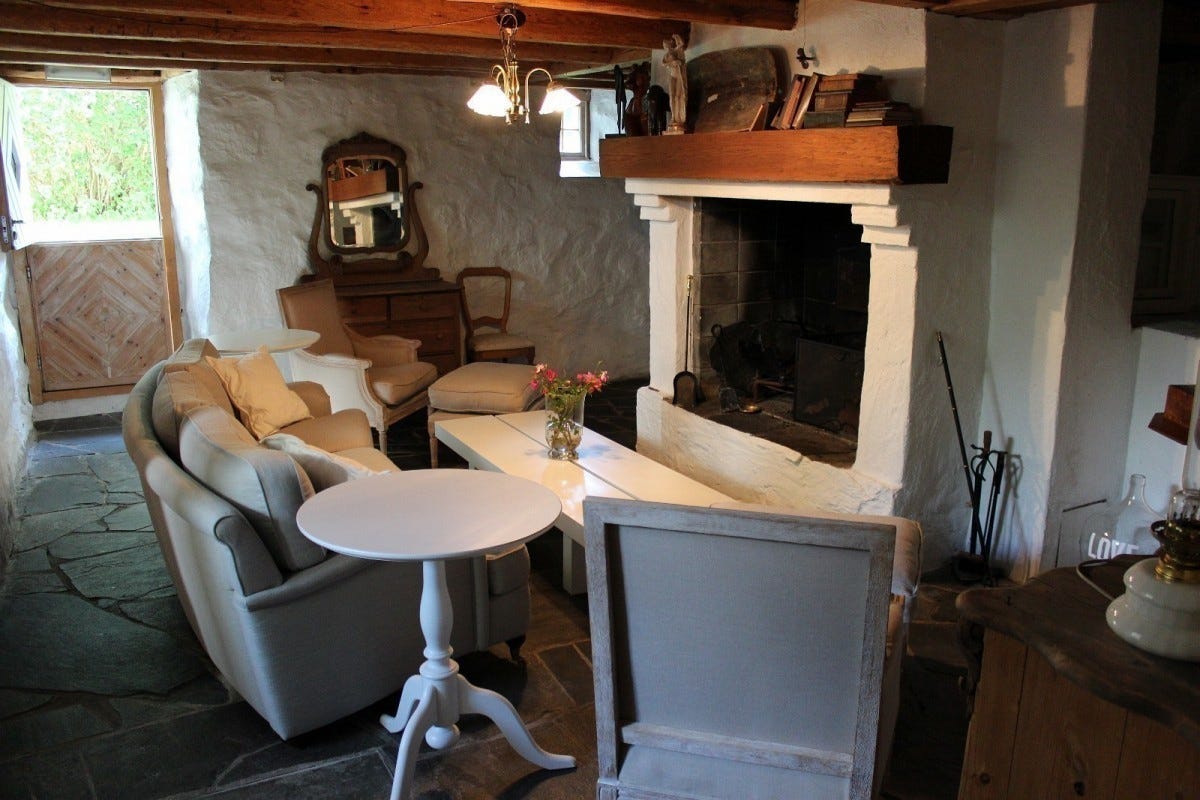 Peise stuen med stor peis. Galleribilde