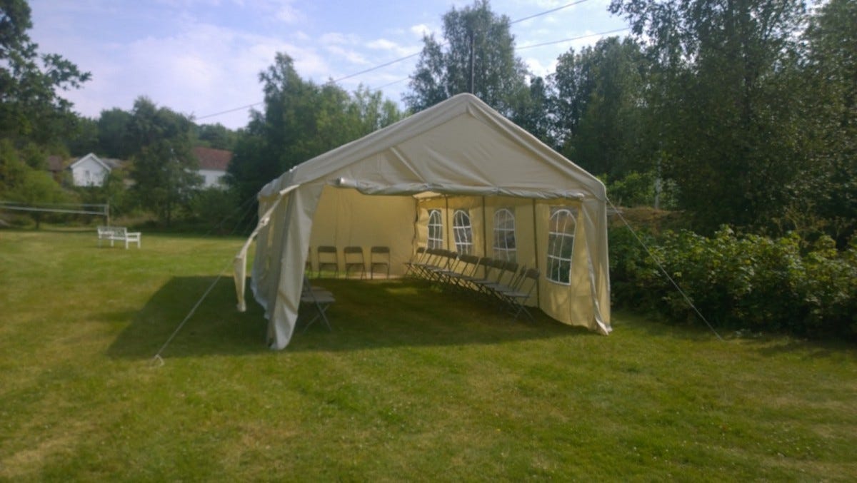 Party telt i hagen. Galleribilde