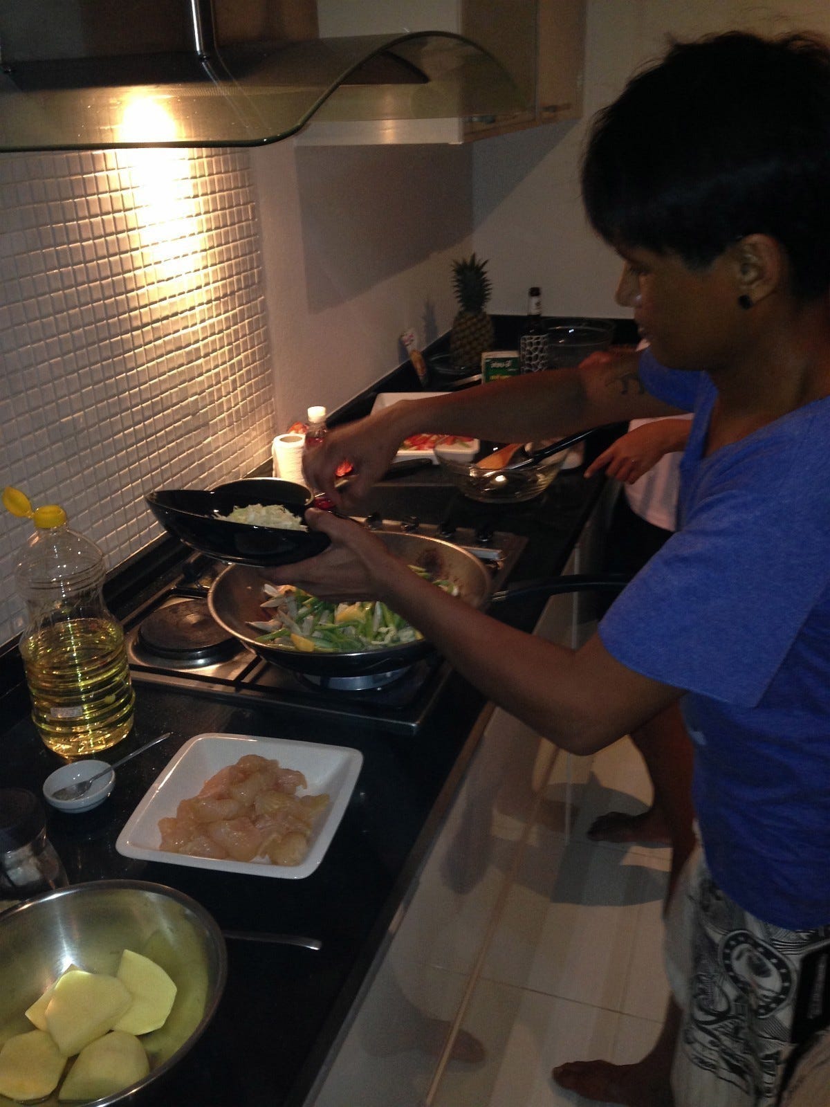 Ovi og Win kokkelerer for gjestene Galleribilde