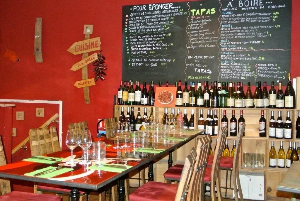 Bon vin, bon accueil, e beau decor Restaurant bare 10 meters fra leiligheten Galleribilde