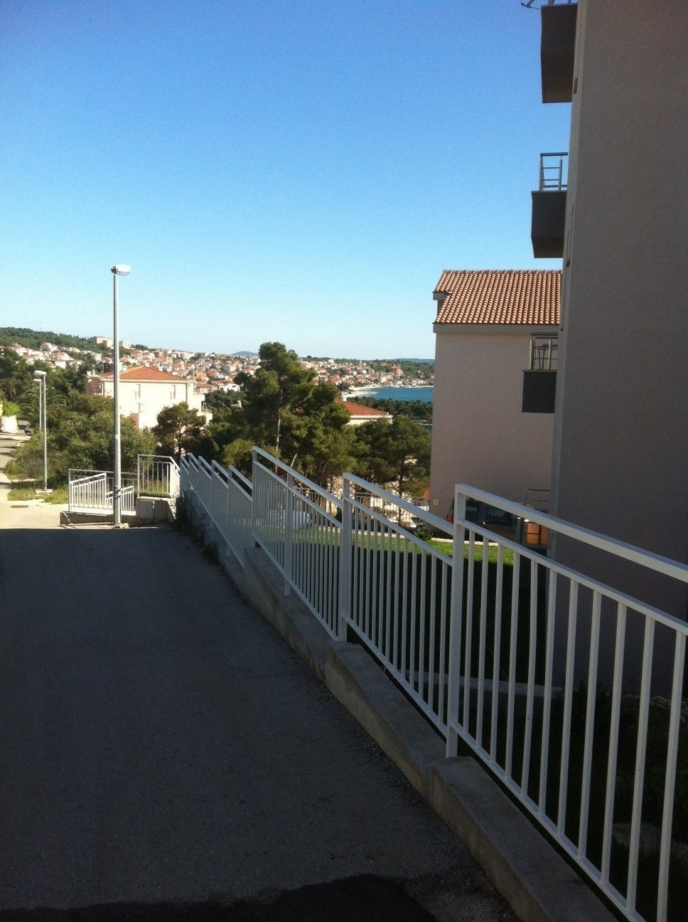 Vei til stranden rett utenfor
leiligheten, ingen gjennomtrafikk Galleribilde