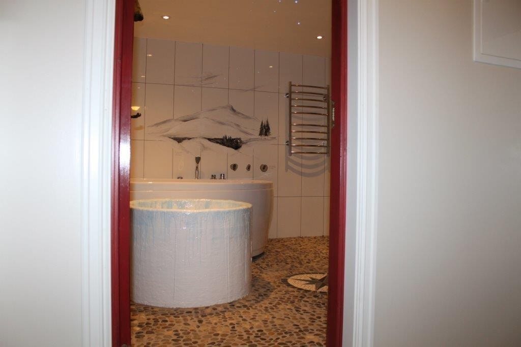 Is stamp. 1,5 m dyp. Vannet kommer ut av munnen på en ekte isbjørn Galleribilde