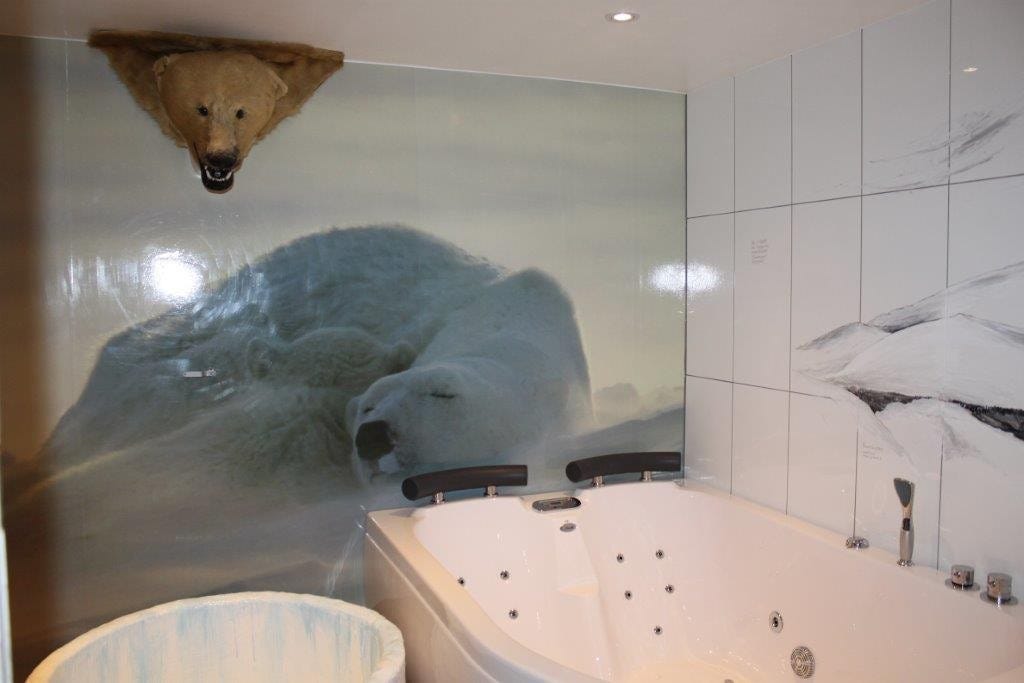Isbjørnbilde, utstoppet isbjørn og stort boblebad. Elvestein på gulv. nordlys og stjernehimmel m.m.m Galleribilde