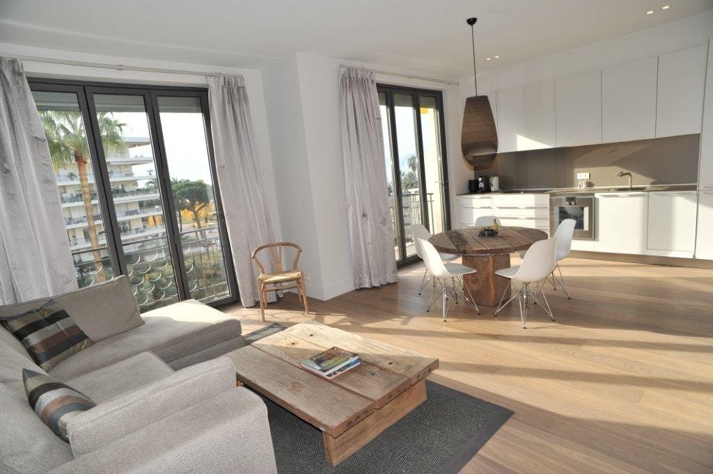 Stue med spiseplass og kjøkkenavdeling Galleribilde