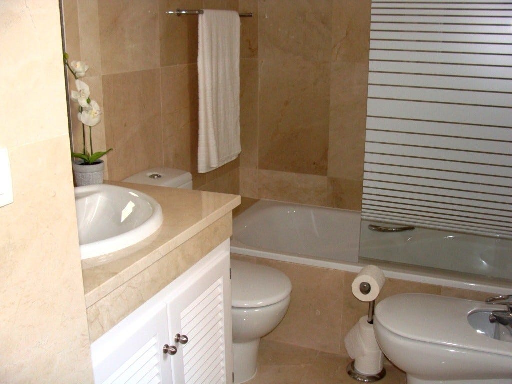 Bad med kar, dusj, wc og bidé gjesterom 2 Galleribilde