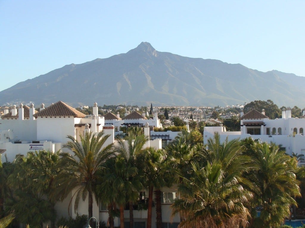 Utsikt fra en av balkongene mot fjellene i nord vest Galleribilde