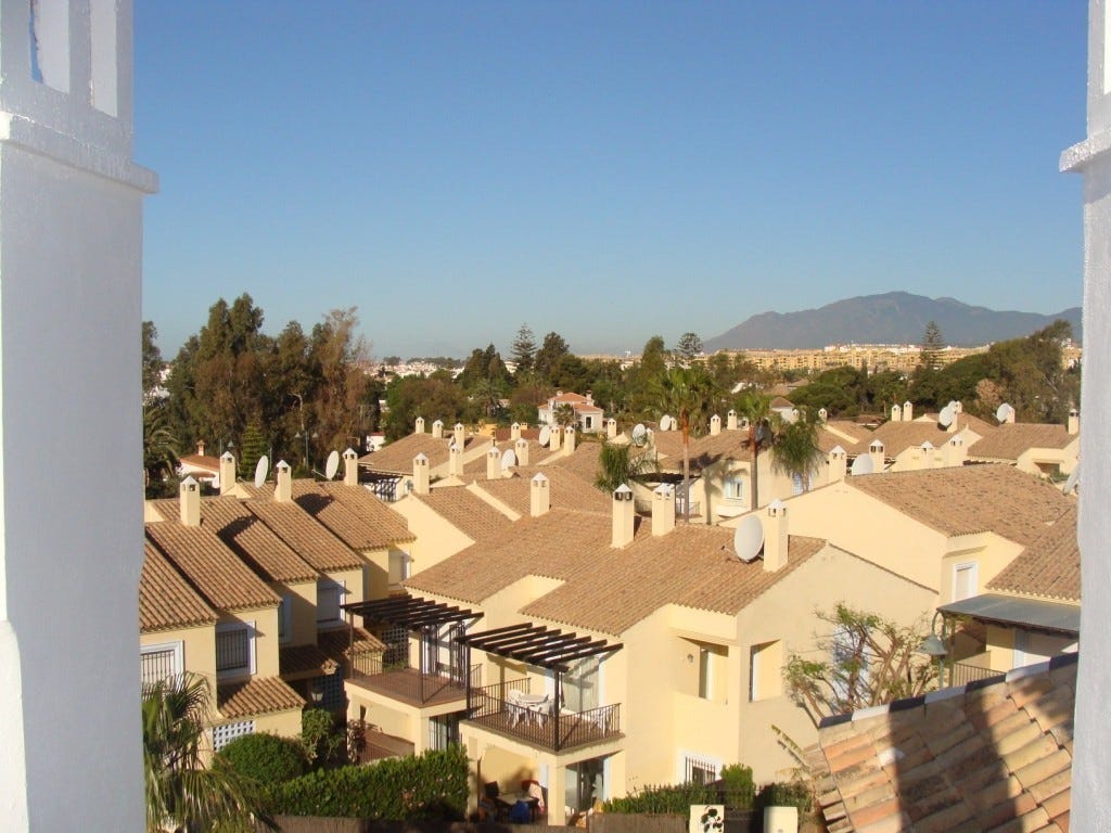 Utsikt fra en av balkongene mot fjellene i syd vest Galleribilde