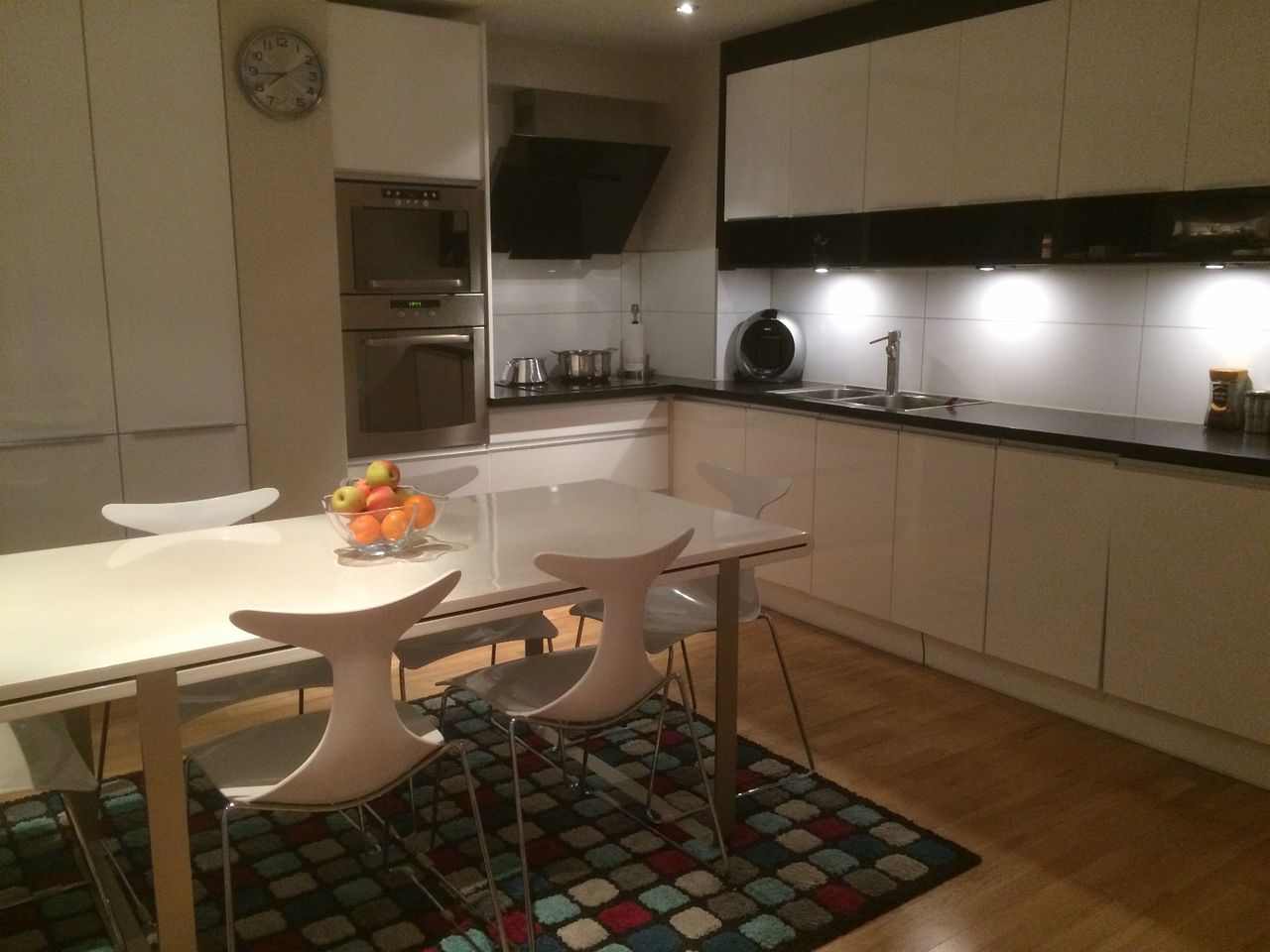 Finn – design spisebord fra bohus med 6 design stoler fra living ...