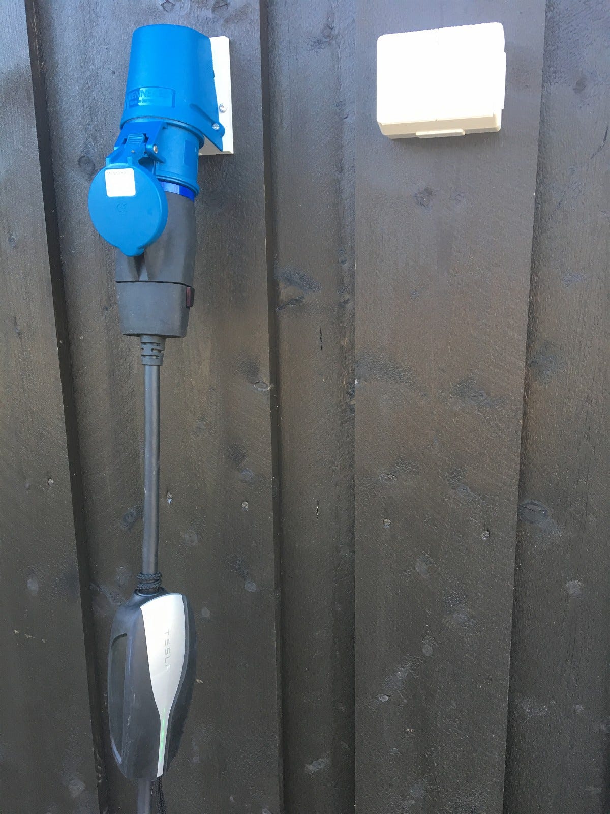 16A industrikontakt for lading av el-bil, alternativt vanlig stikkontakt (NB! Husk å trekke max 10A ved bruk av vanlig stikk-kontakt pga fare for varmgang!) Galleribilde