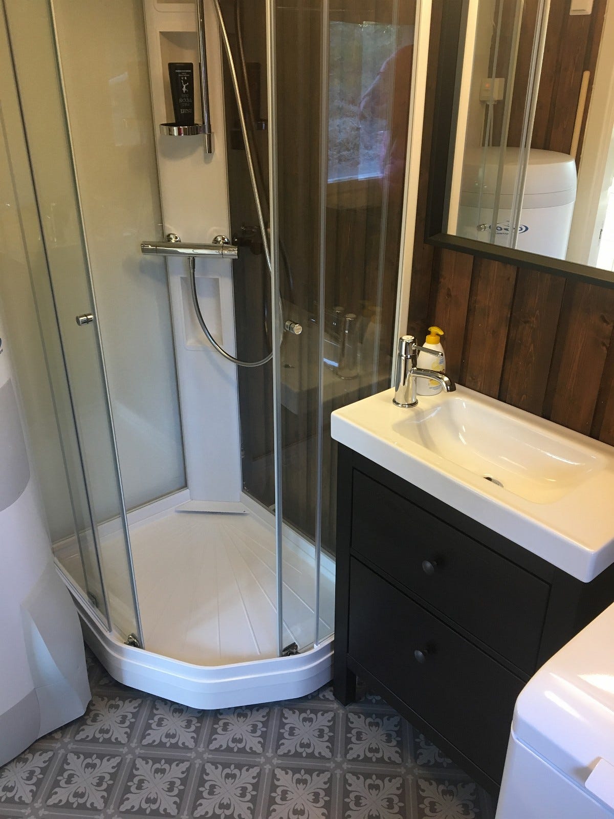 Nytt dusjkabinett og servantskap Galleribilde