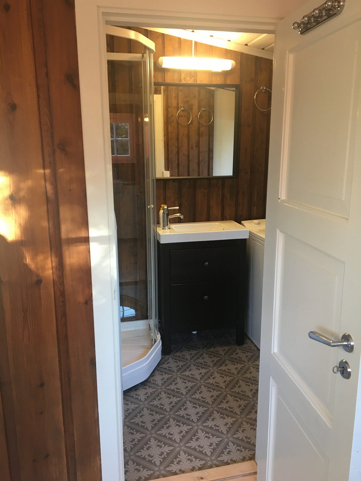 Nyoppusset bad (2017) med WC, dusj og toppmatet vaskemaskin Galleribilde