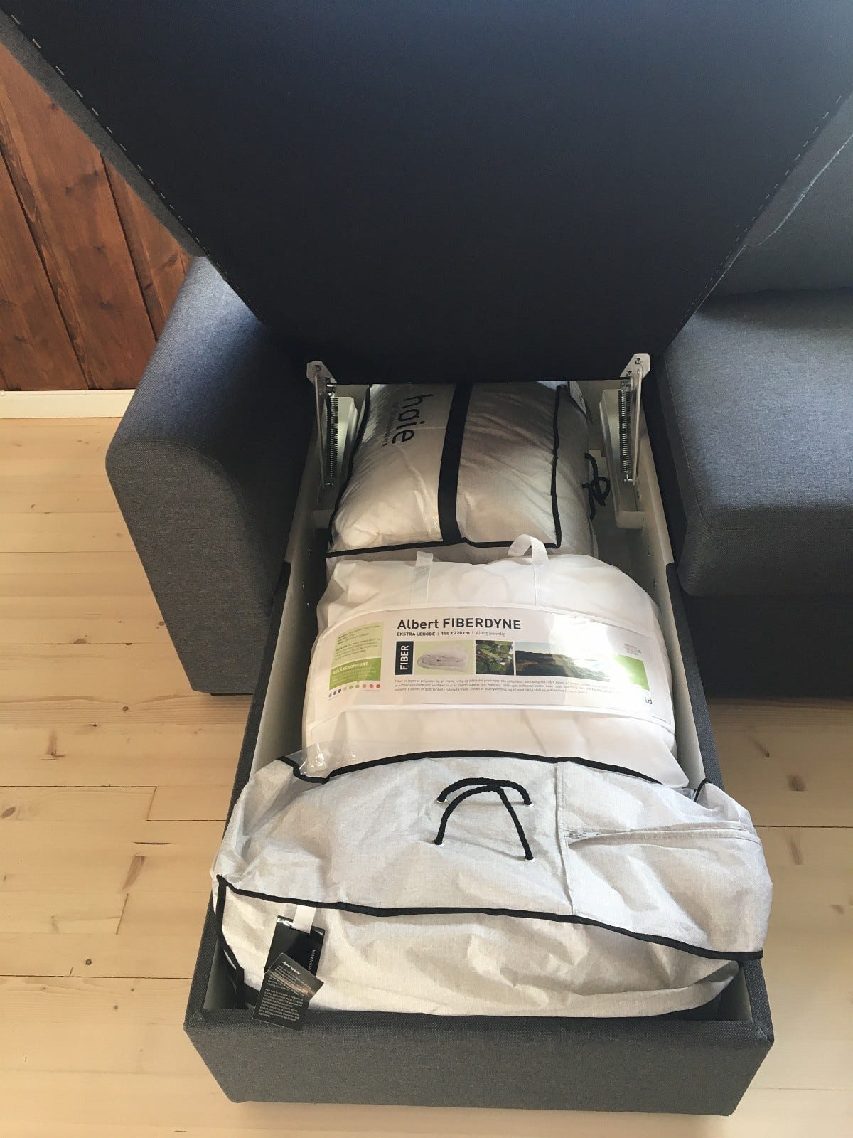 Dyner og puter ligger under sjeselongen. På andre siden ligger 6 nye ulltepper Galleribilde