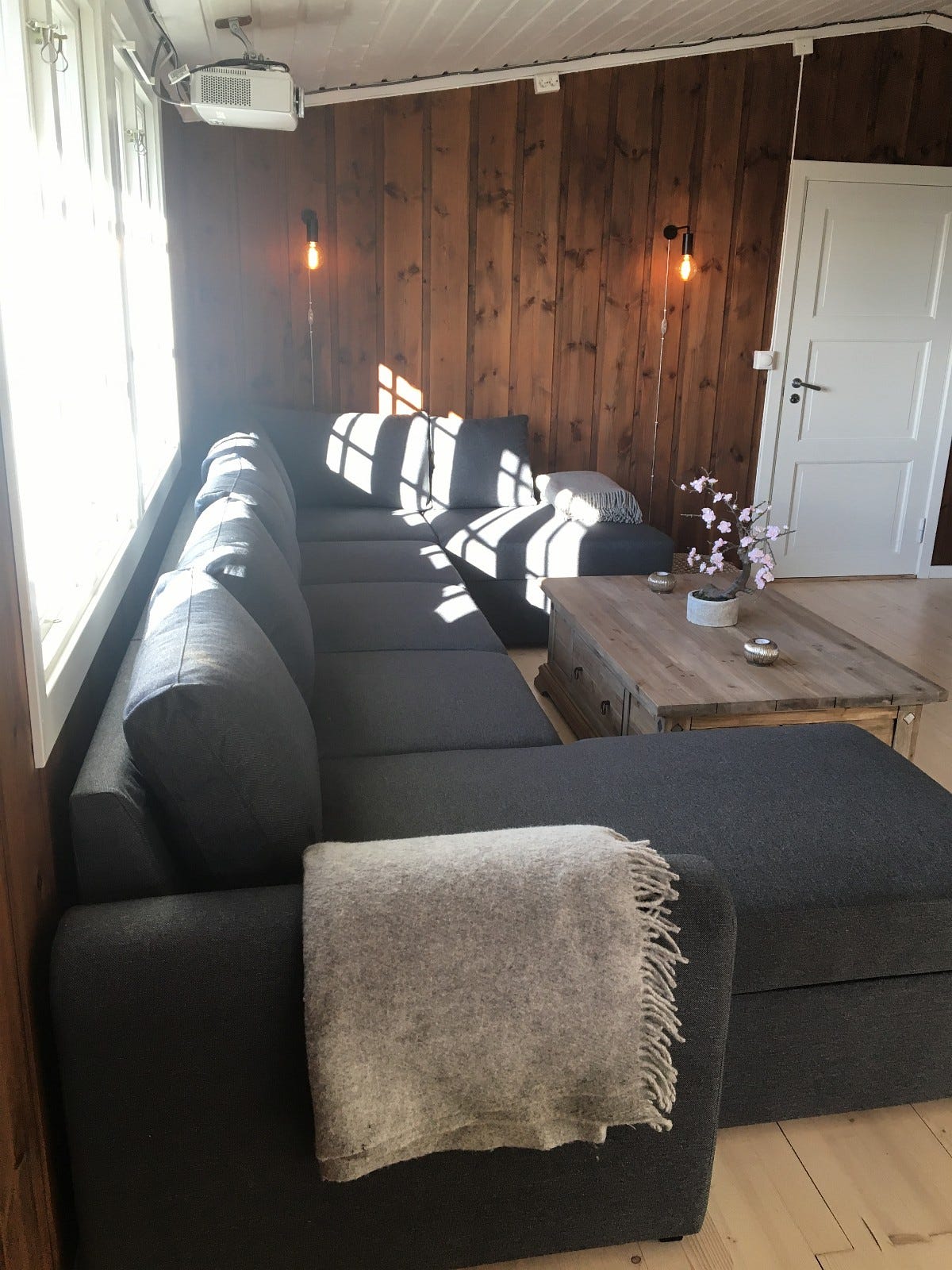 Kjempestor sovesofa i stua Galleribilde