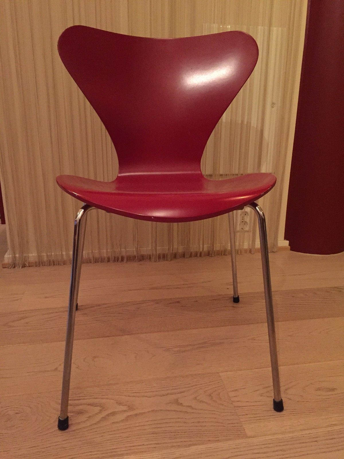 Syver stoler, fra designer, arne jacobsen, selges for kr 1350 pr ... Gubi 4 stk stoler