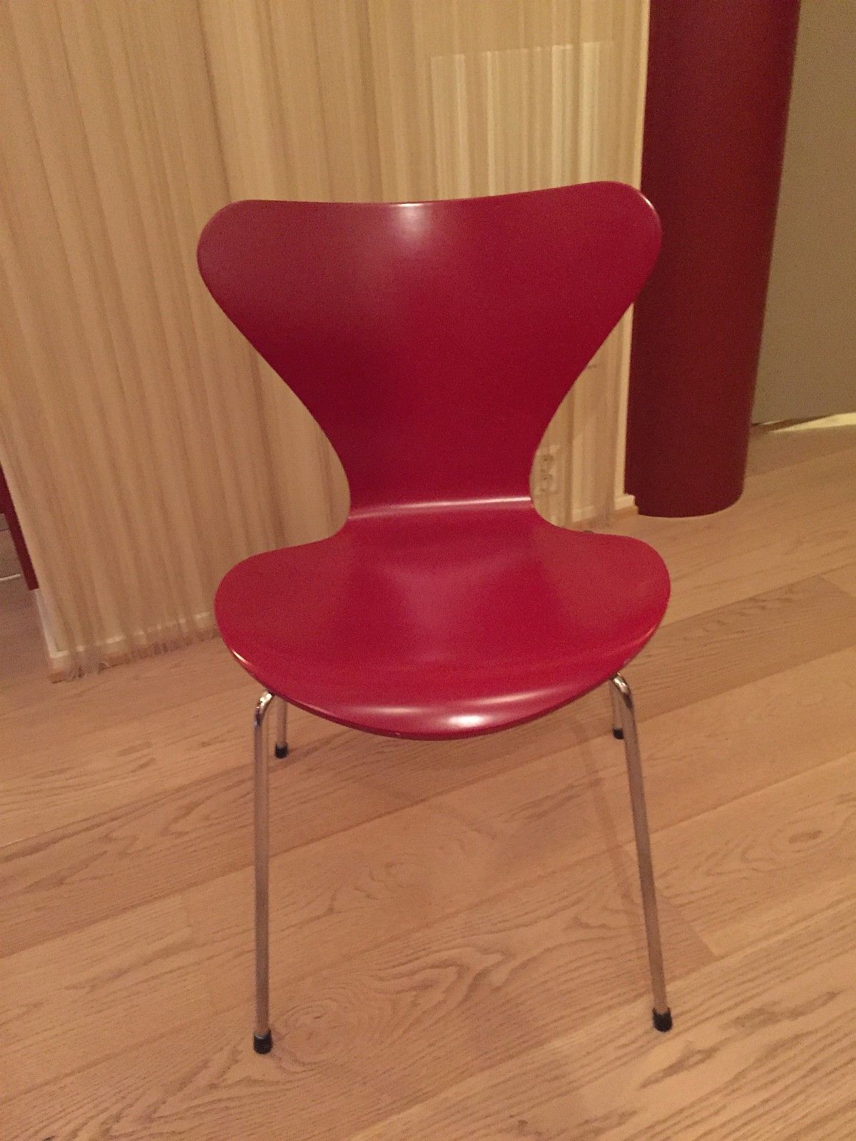 Syver stoler, fra designer, arne jacobsen, selges for kr 1350 pr ... Gubi 4 stk stoler