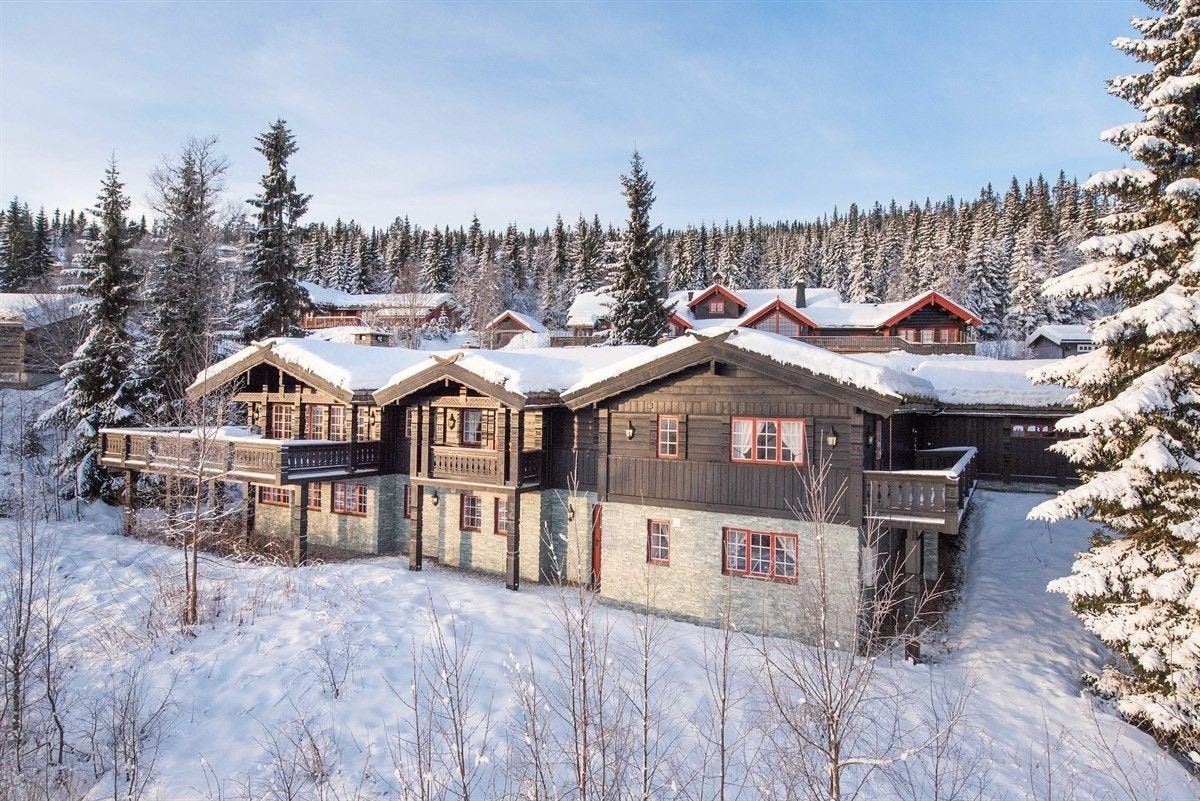 Hytten sett nedenfra Galleribilde