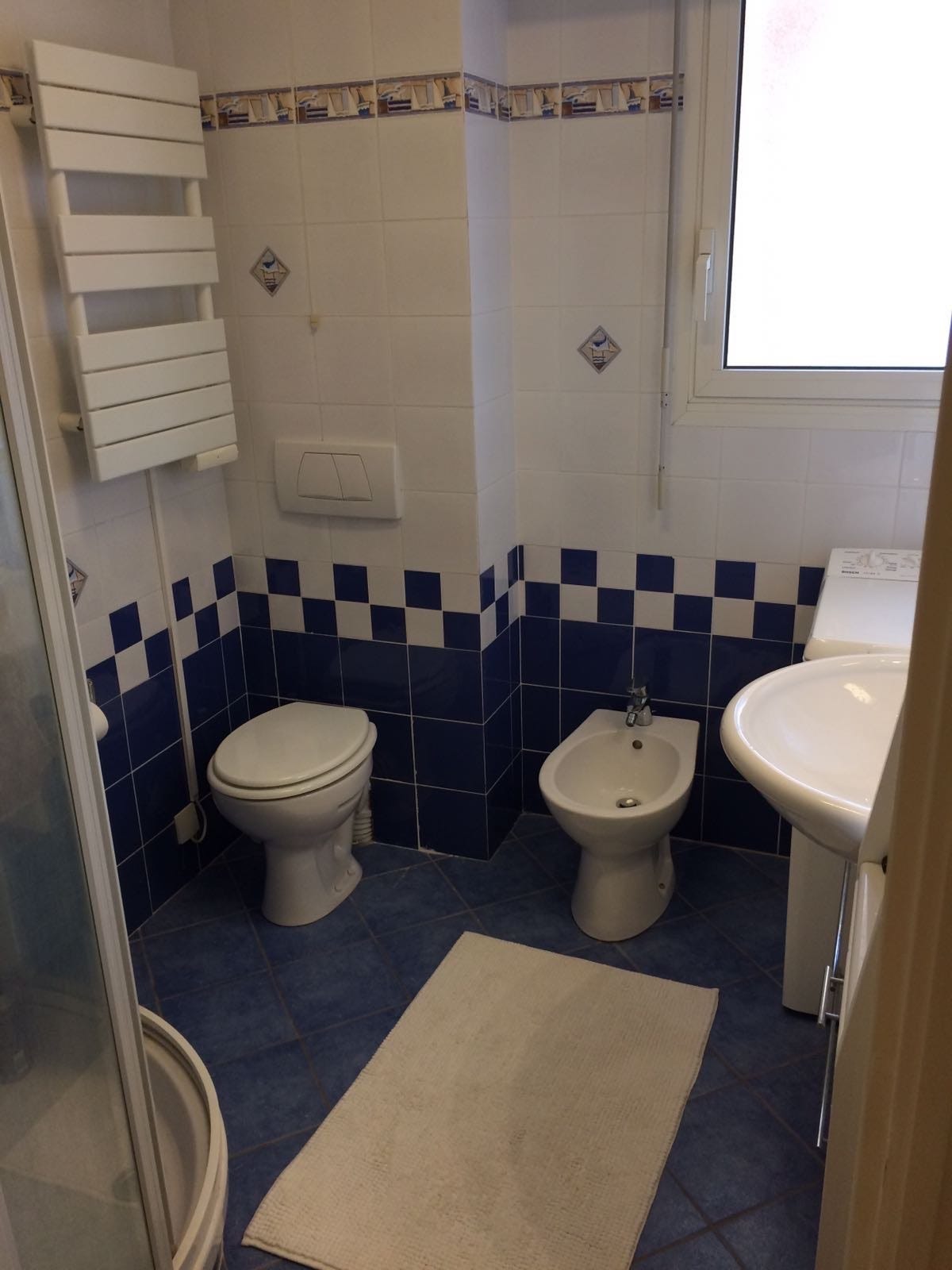 Bad med dusj, WC og vaskemaskin Galleribilde