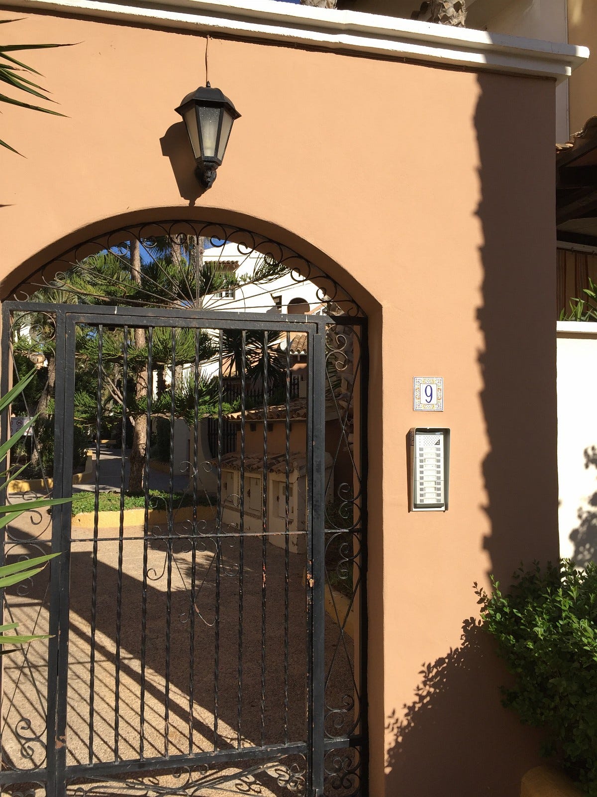 Inngangsporten. Galleribilde