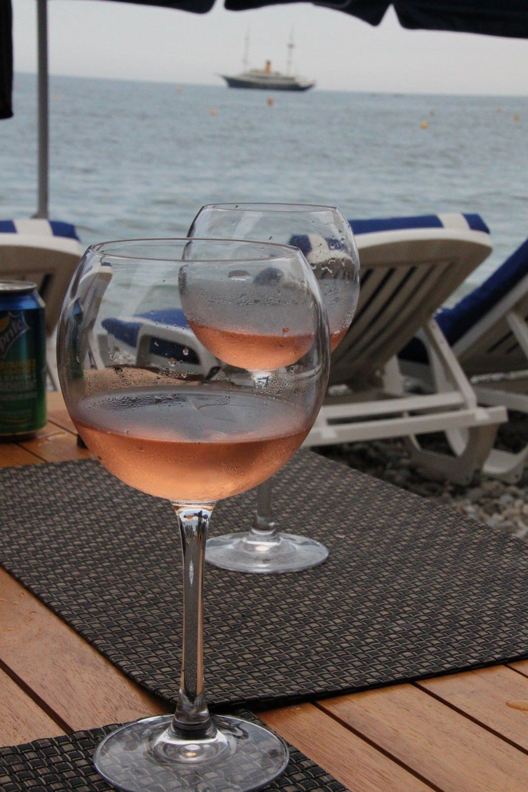 Eze. Restauranter på stranda. Galleribilde