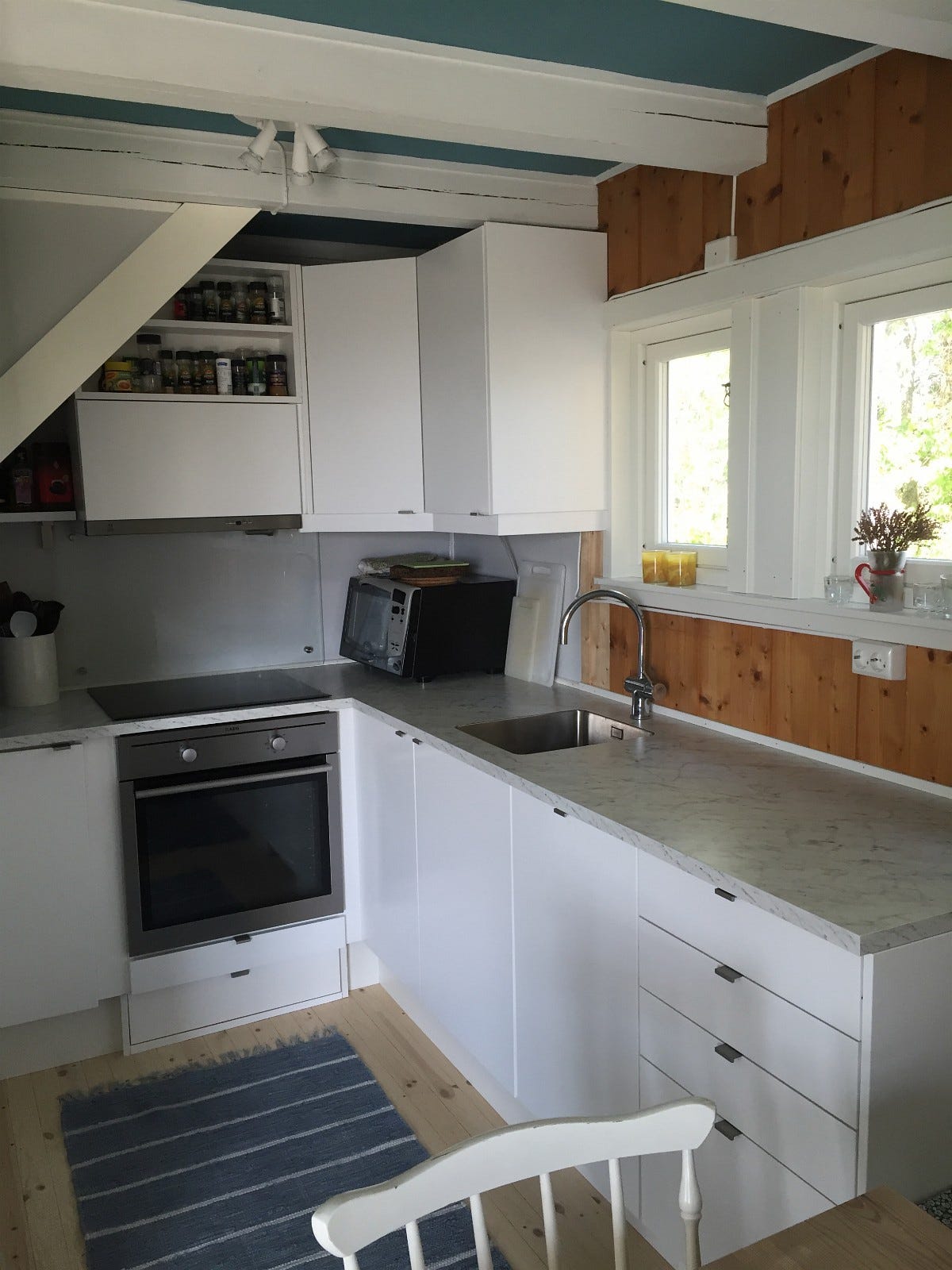 Koslig kjøkken med oppvaskmaskin, mikro, kjøleskap og kaffetrakter. Galleribilde