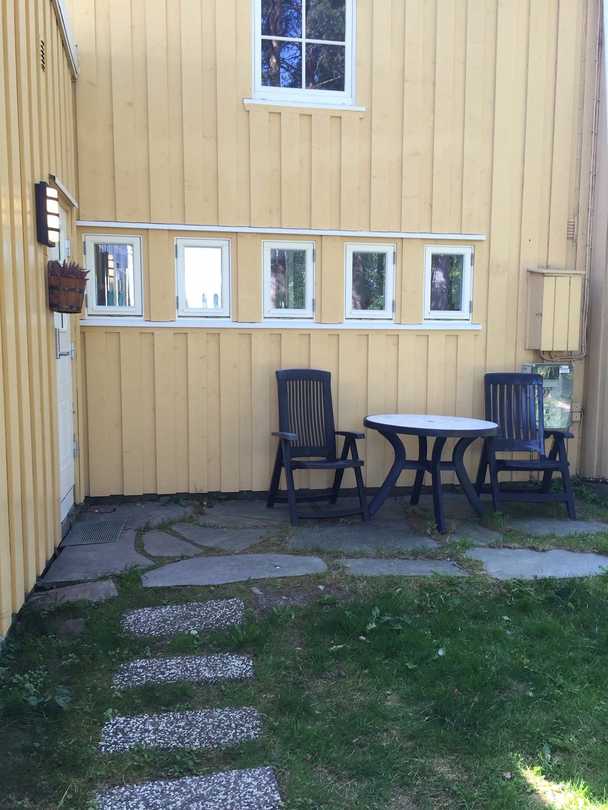 Uteplass med morgensol Galleribilde