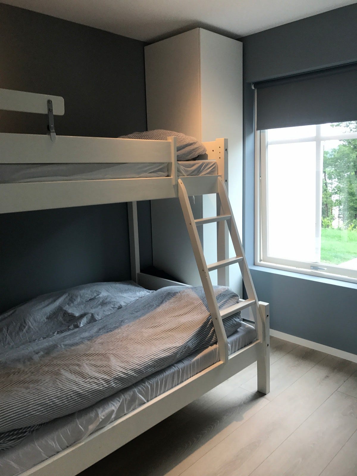 Romslig familieseng (90/120x200) Galleribilde