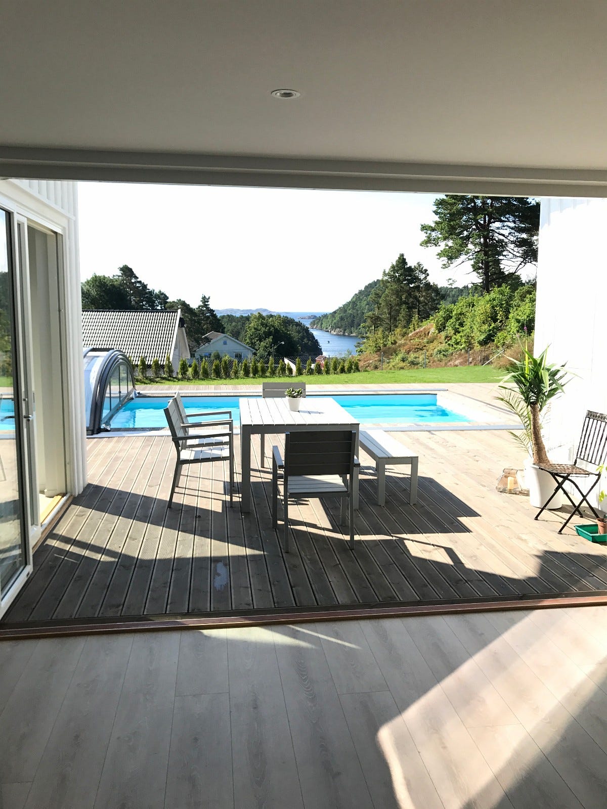 Bassengområde sett innenfra med foldedøren åpen. Galleribilde