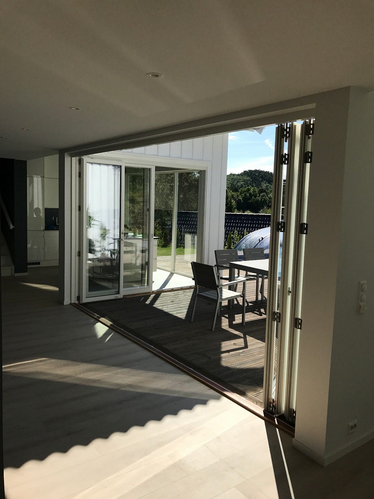 Foldedør åpnet. Galleribilde