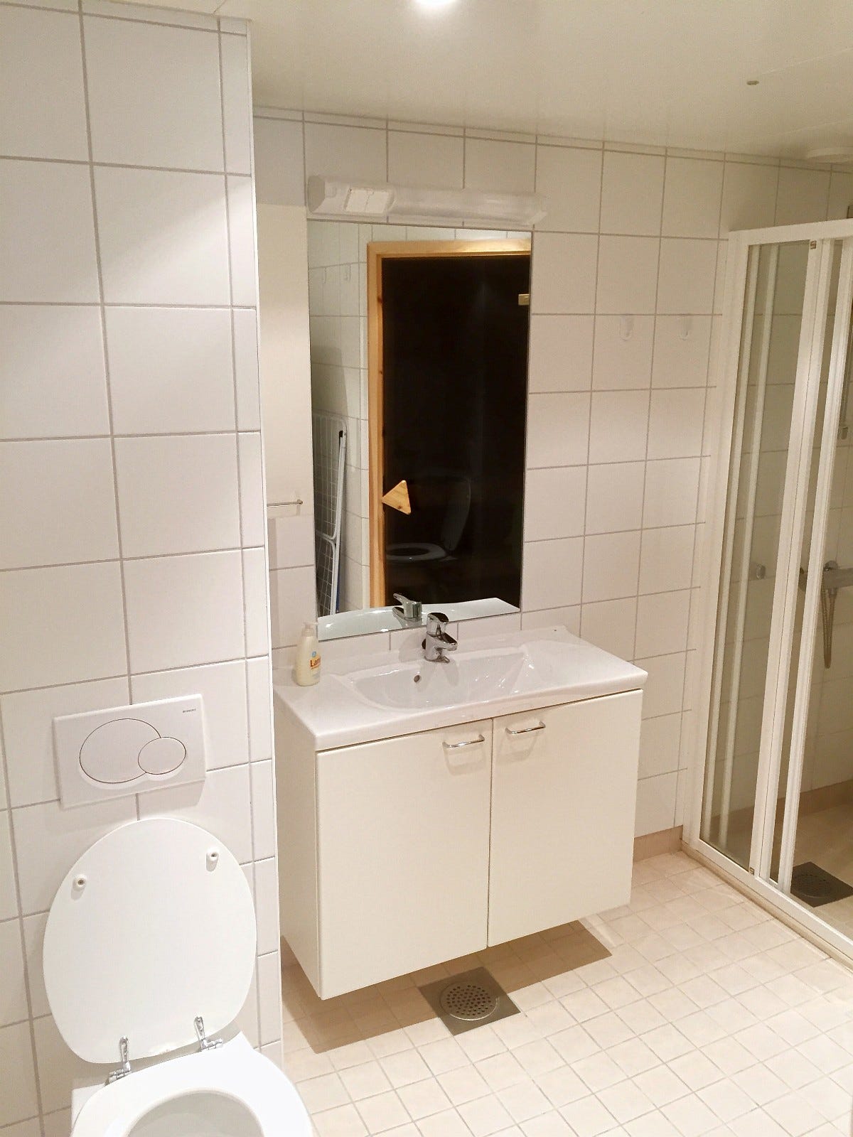 Baderom med dusj, toalett, badstue og vask/tørketrommel. Galleribilde