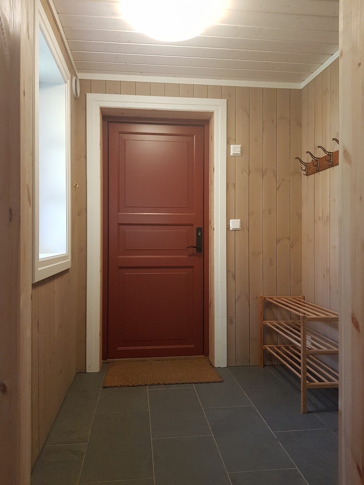 Stor flislagt yttergang med gulvvarme Galleribilde