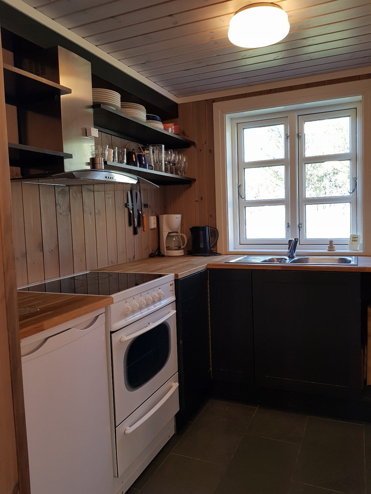 Kjøkken inkludert hvitevarer og spisetøy Galleribilde