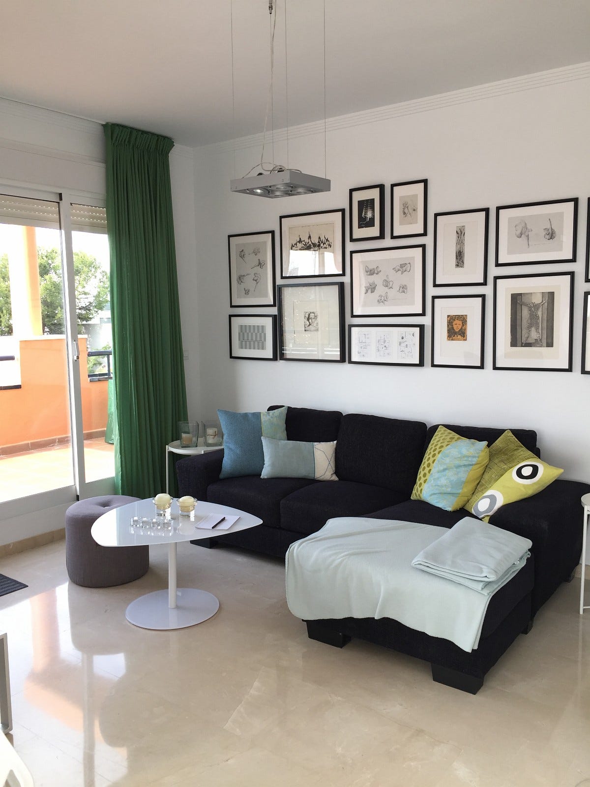 Sofa krok med TV og AppleTV Galleribilde