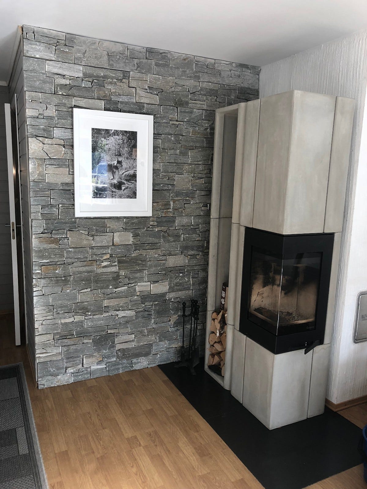 A great fireplace with stone wall Galleribilde