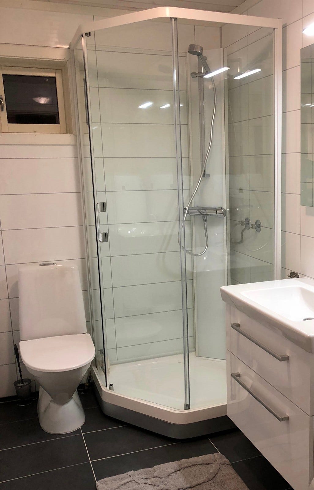 Bad med dusj ved TV-stua Galleribilde