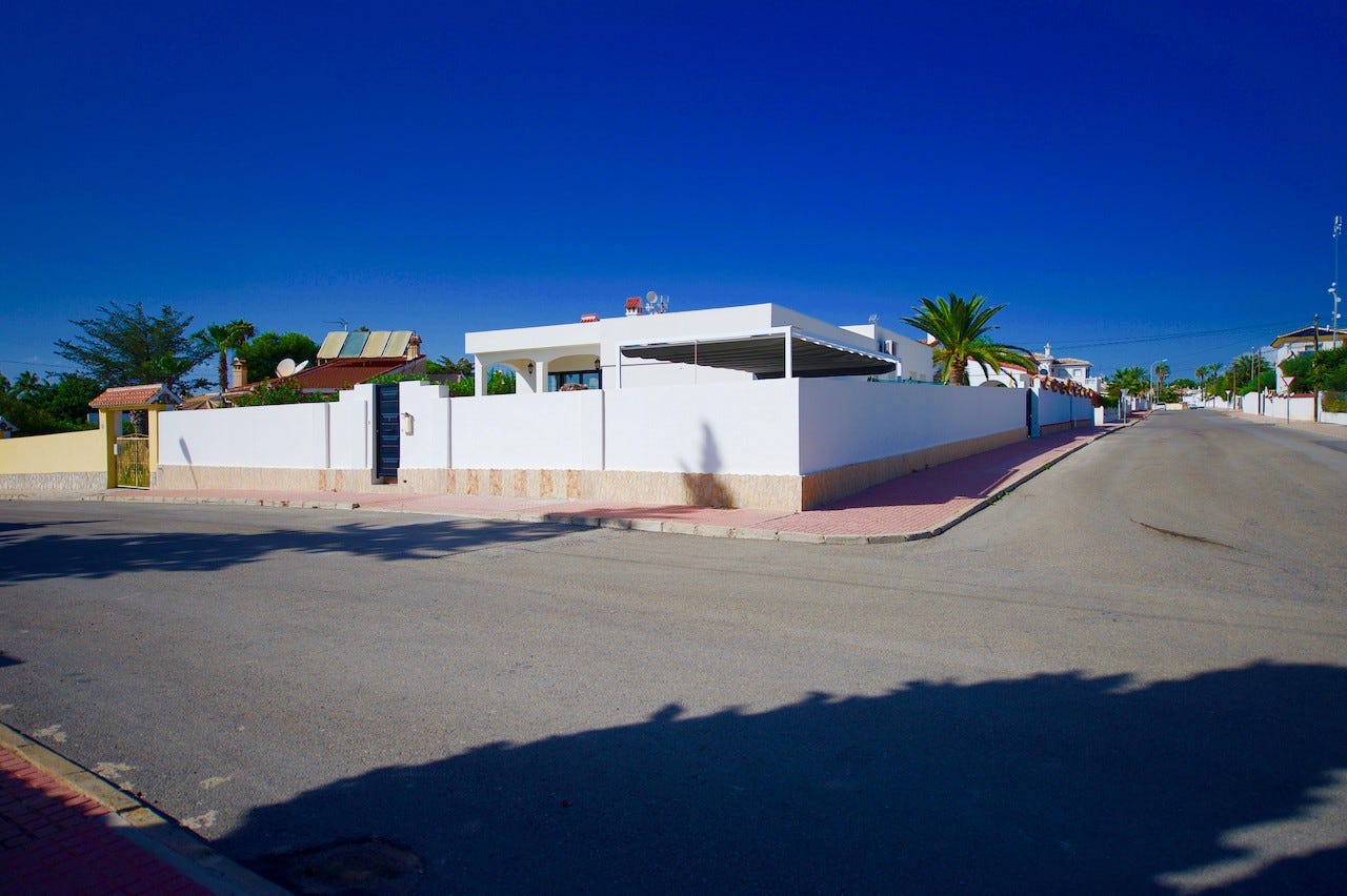 Huset ligger rolig til i blindvei. Svært lite trafikk. Galleribilde