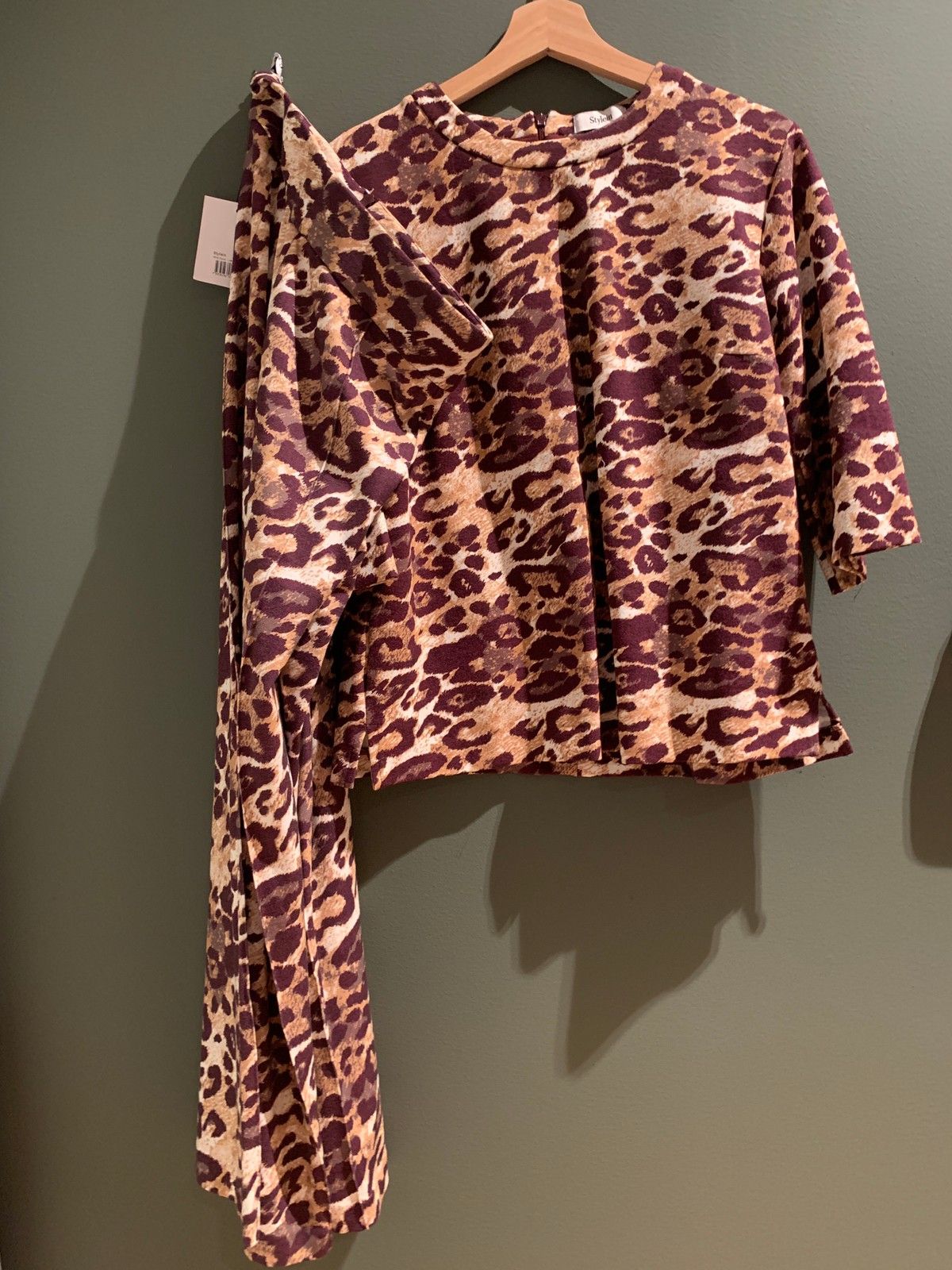 Stylein leopard sett mgenser og bukse | FINN.no Leopard sett.bukse og genser fra Aljaki | FINN.no