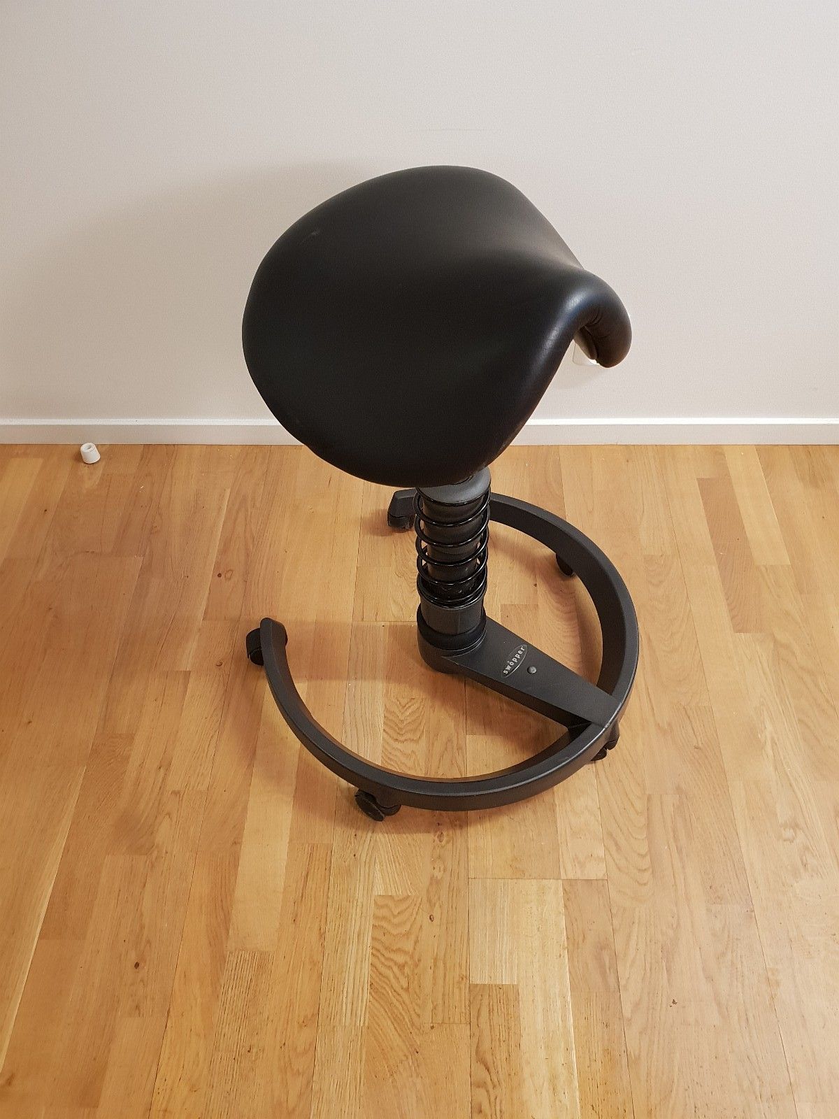 1 stk Swopper saddle kontorstol, Sort skinn Brukte Swopper stol | FINN.no