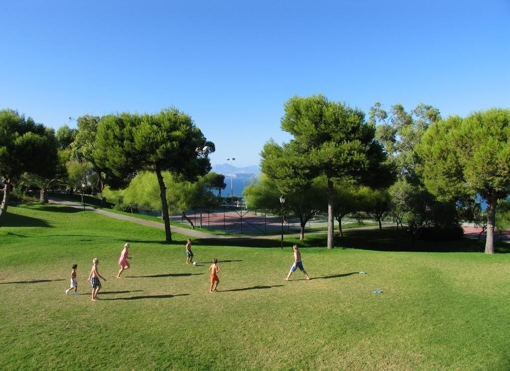 Store grøntarealer med uorganisert fotball om ettermiddagene. To tennisbaner og to bocciabaner. Galleribilde